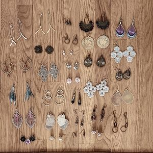 Lot of 30 pairs of earrings